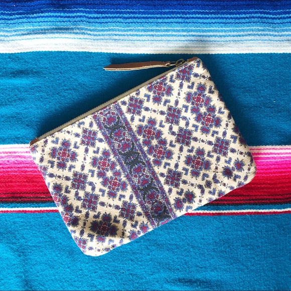Brandy Melville zip pouch